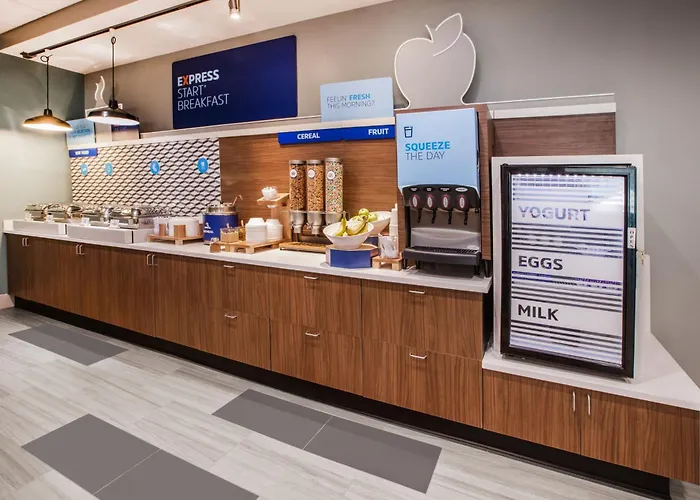 Holiday Inn Express & Suites Toronto Airport South By Ihg